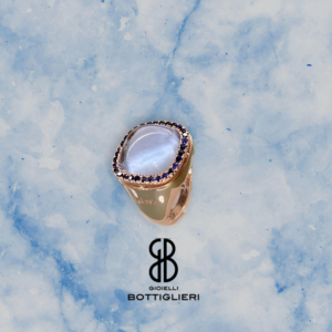 Anello pietra azzurra in argento 925 placcato in oro rosa con zaffiri naturali ct 0.55 e pietra centrale quarzo azzurro acquamarina.