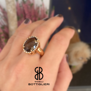 Il topazio fumé è la classica pietra antistress. Rigenera dopo un periodo difficile, permettendo di trovare un po' di luce anche nei momenti più bui.