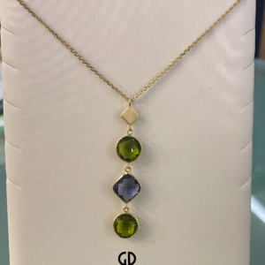 Collana Zoccai in oro e pietre naturali: peridoto e iolite.